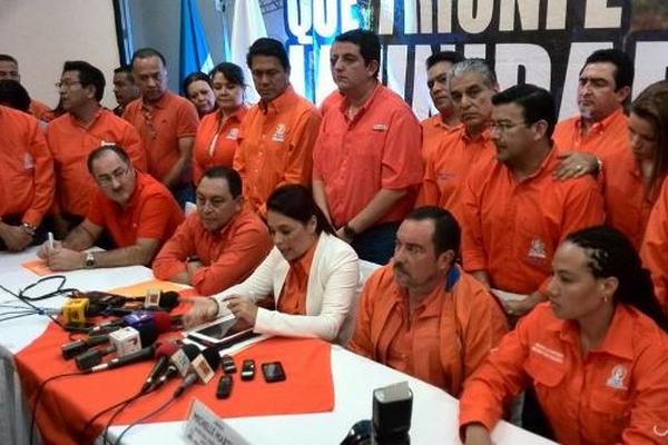 Roxana Baldetti, junto a miembros del PP, niega que ese partido haya hecho campaña anticipada. (Foto Prensa Libre: Geovanni Contreras)<br _mce_bogus="1"/>
