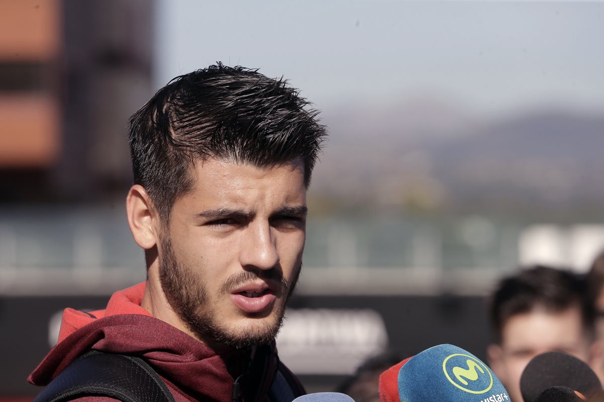 Álvaro Morata a su llegada a la Ciudad del Futbol de Las Rozas, donde el combinado nacional permanece concentrado. (Foto Prensa Libre: EFE)