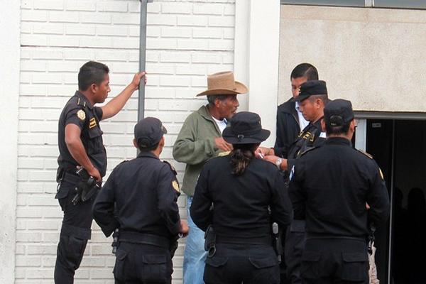 La captura se llevó a cabo al salir de tribunales. (Foto Prensa Libre: Hugo Oliva).<br _mce_bogus="1"/>