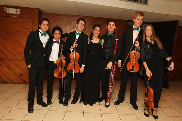 Varios integrantes  de la OJCA y de  la  Junge Philarmonie Brandenburg. (Foto Prensa Libre: Edwin Castro)