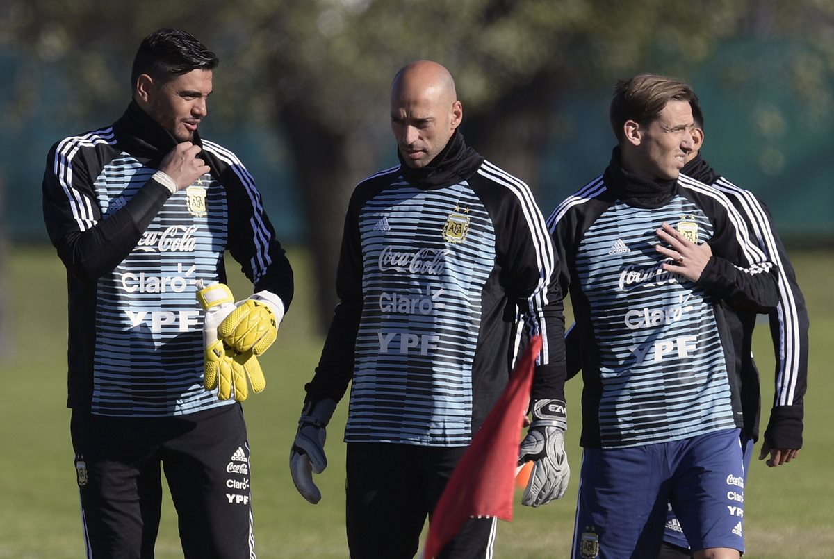 Sergio Romero, Willy Caballero y Lucas Biglia durante el entrenamiento en Ezeiza, Buenos Aires. (Foto Prensa Libre: AFP)