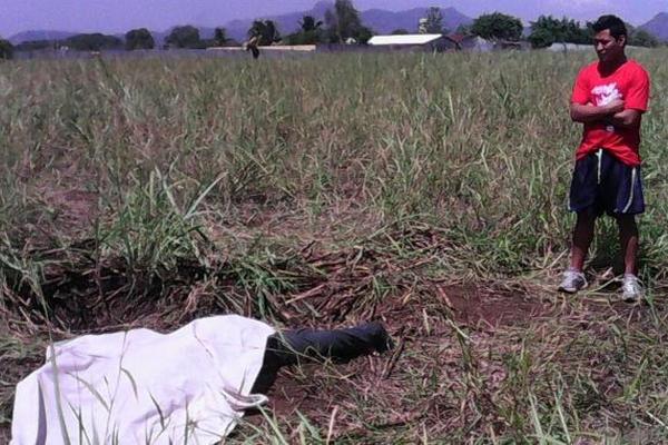 Lugar donde fue encontrado el cadáver de Jonathan Gómez, en Escuintla. (Foto Prensa Libre: Enrique Paredes) 