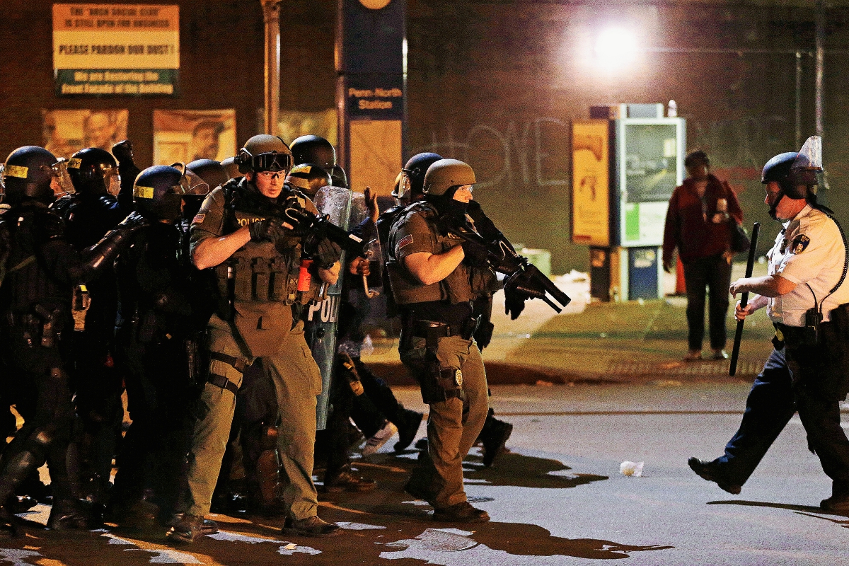 La Policía toma posición ante un a fuerte manifestación en EE. UU. (Foto Prensa Libre: AP)