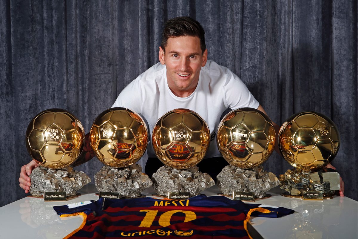 El argentino Lionel Messi, ganador de cinco balones de oro de Fifa, dijo que quiere terminar su carrera en Argentina. (Foto Prensa Libre: AFP)
