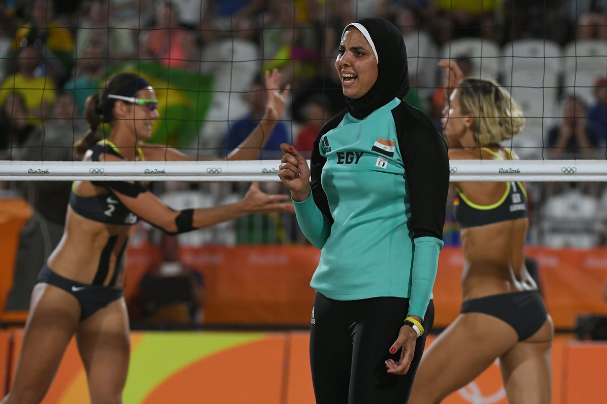 La egipcia Doaa Elghobashy durante el partido contra Alemania en los Juegos Olímpicos de Río de Janeiro. (Foto Prensa Libre:EFE)