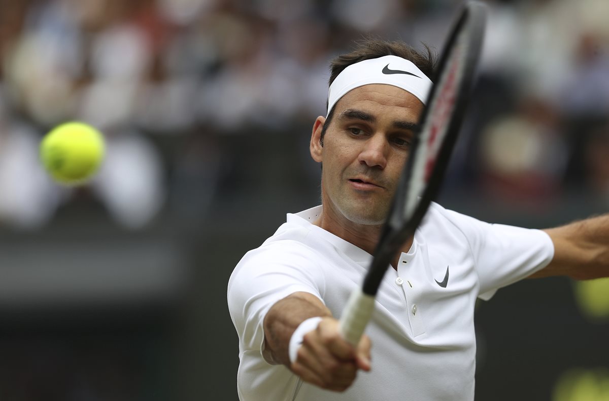 El suizo Roger Federer, en acción, durante el juego de la final de Wimbledon, frente a Marin Cilic. (Foto Prensa Libre: AP)