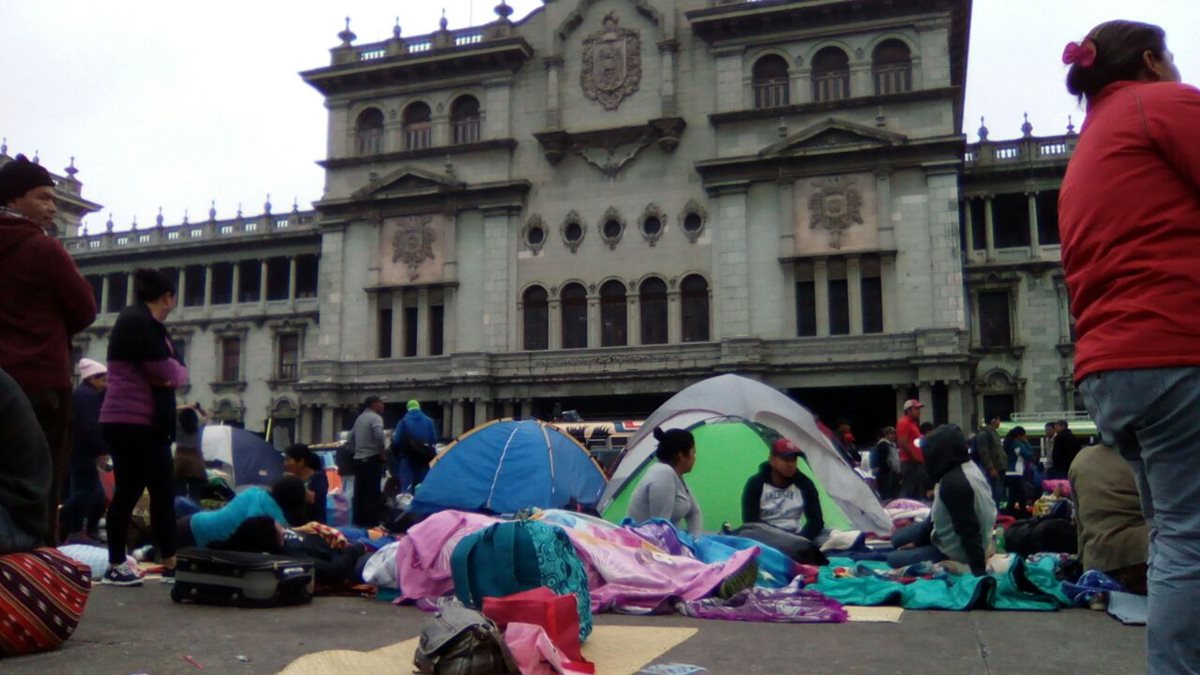 Un grupo de maestros amanece en la Plaza de la Constitución, en protesta por el incremento a la pensión de jubilados. (Foto Prensa Libre: Érick Avila)
