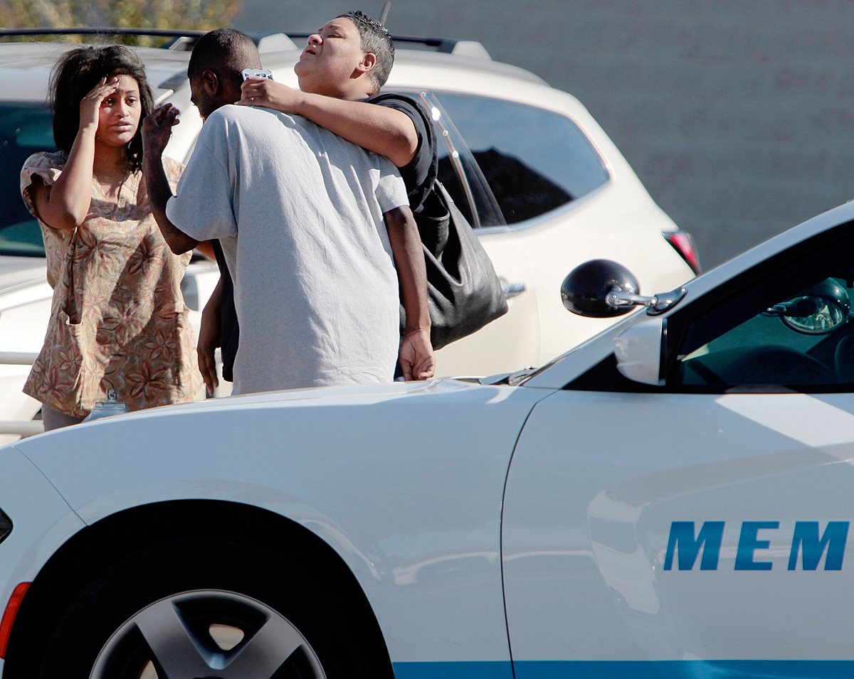 Familiares se lamentan de la muerte de un policía en Memphis, EE. UU. (AP)