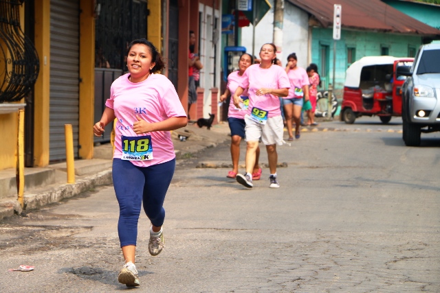 En las calles de San Andrés Villa Seca resaltó el rosado del uniforme de las corredoras. (Foto Prensa Libre: Rolando Miranda)
