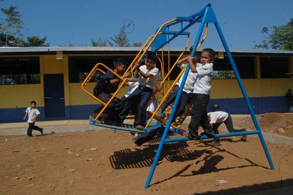 Estudiantes en Coatepeque, Quetzaltenango, fueron beneficiados con mejoras en su escuela. (Foto Prensa Libre: Alexander Coyoy)