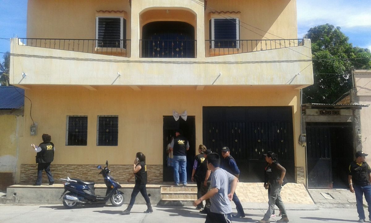 El MP y la PNC allanan la residencia de Raymundo Ramírez, en busca de evidencia. (Foto Prensa Libre: Cortesía)