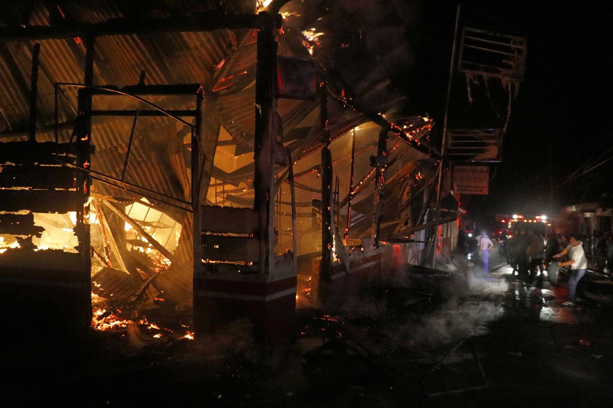 Llamas destruyen dos comercios en San Felipe, Retalhuleu. (Foto Prensa Libre: Rolando Miranda).