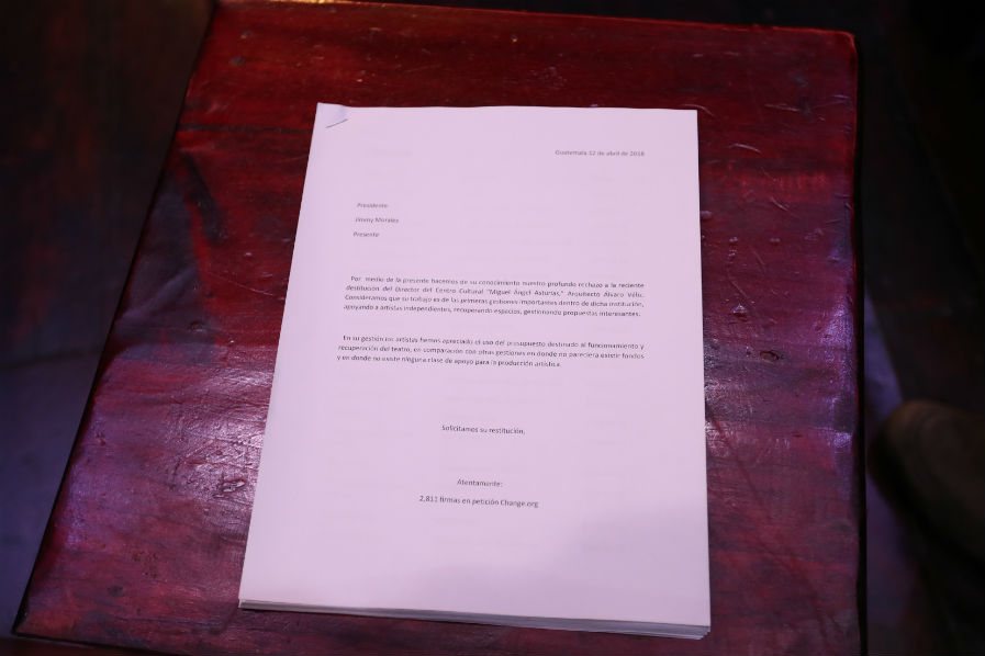 Esta es la carta que los artistas guatemaltecos entregaron para apoyar a Álvaro Véliz. (Foto Prensa Libre: Anna Lucía Ibarra)