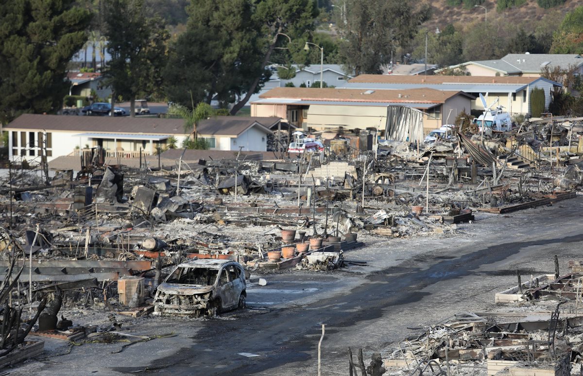 Varias casas móviles fueron consumidas por el incendio forestal en Fallbrook, California. (Prensa Libre: EFE)