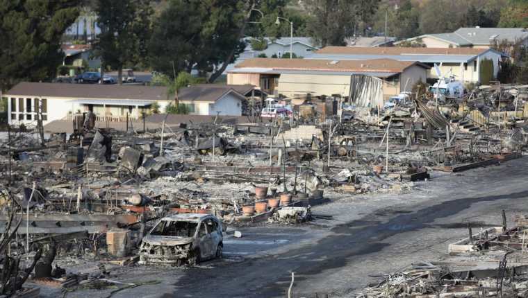 Varias casas móviles fueron consumidas por el incendio forestal en Fallbrook, California. (Prensa Libre:EFE).