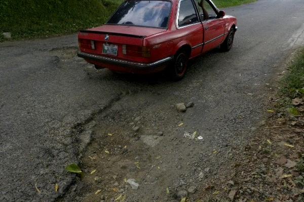 El asfalto actual de la ruta está en mal estado y será reemplazado en su totalidad.