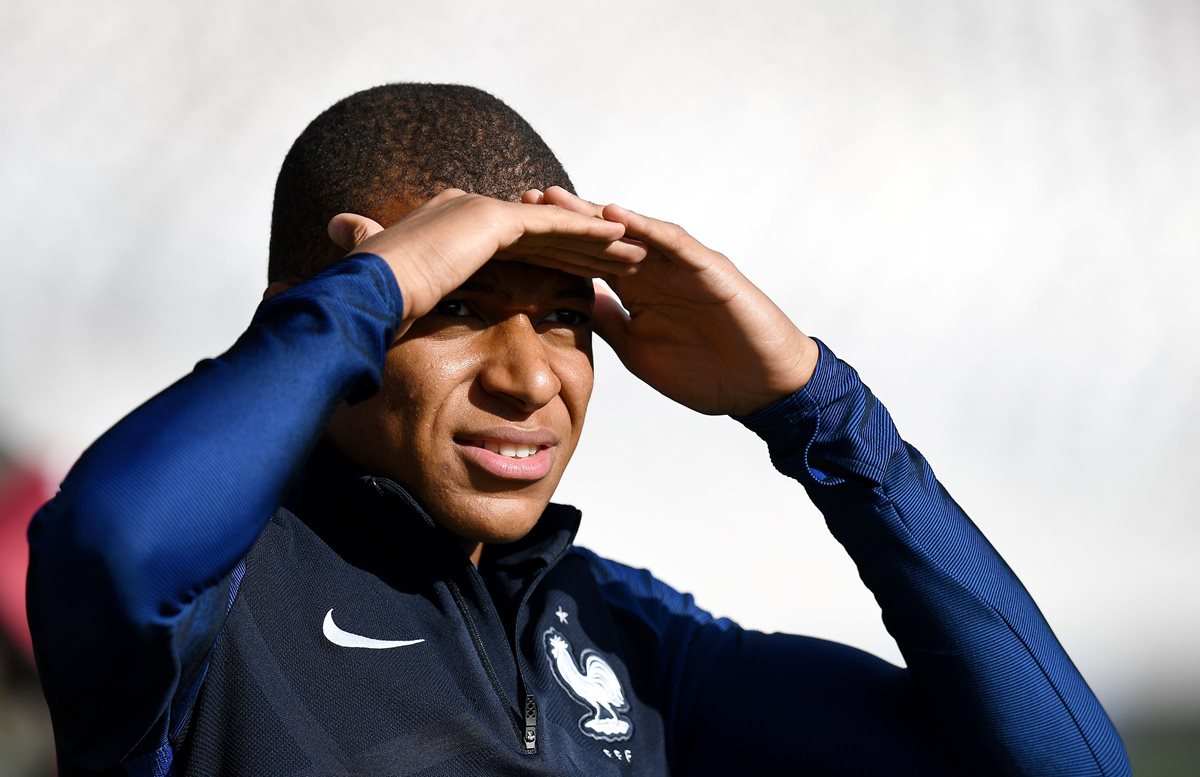 Mbappé, con 18 años, es uno de los jugadores más codiciados por los clubes de Europa. (Foto Prensa Libre: AFP)