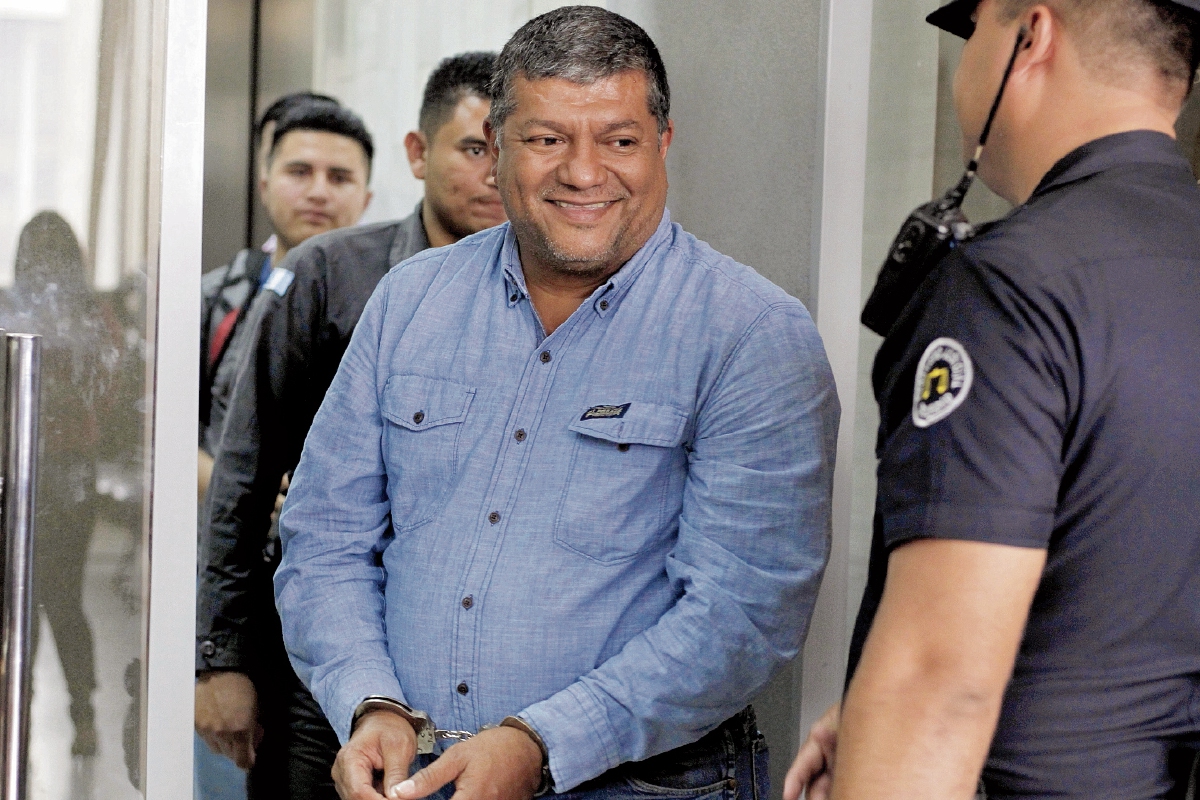 Walter Obdulio Mendoza Matta sonrie después de la audiencia, ayer en tribunales.