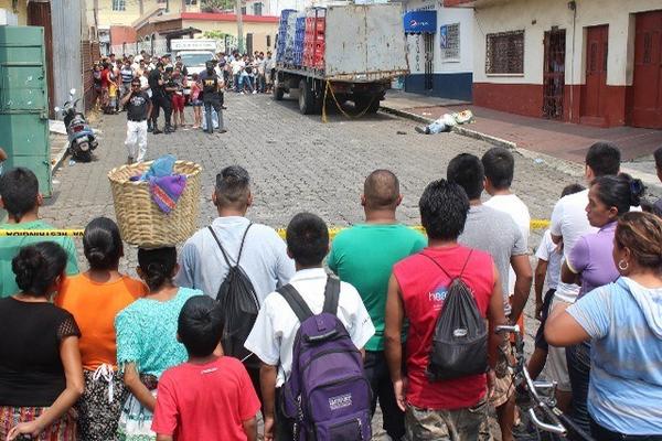 Curiosos observan el cadáver de Ricardo Antonio Orizabal, quien murió baleado en Mazatenango. (Foto Prensa Libre: Danilo López)