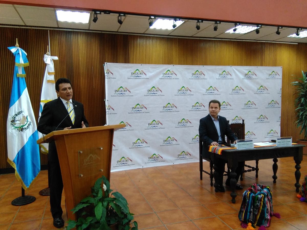 Jorge Mario Chajón, director del Inguat, y Manuel Espina, presidente de Guatemala Próspera firmaron un convenio para impulsar un programa de liderazgo en ese ente. (Foto, Prensa Libre: Rosa María Bolaños)