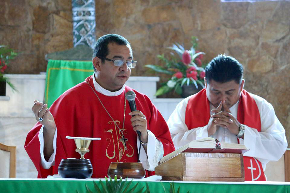 Monseñor Domingo Buezo ofició la misa y habló sobre el camino a seguir para la ceremonia de beatificación de los mártires. (Foto Prensa Libre: Dony Stewart)