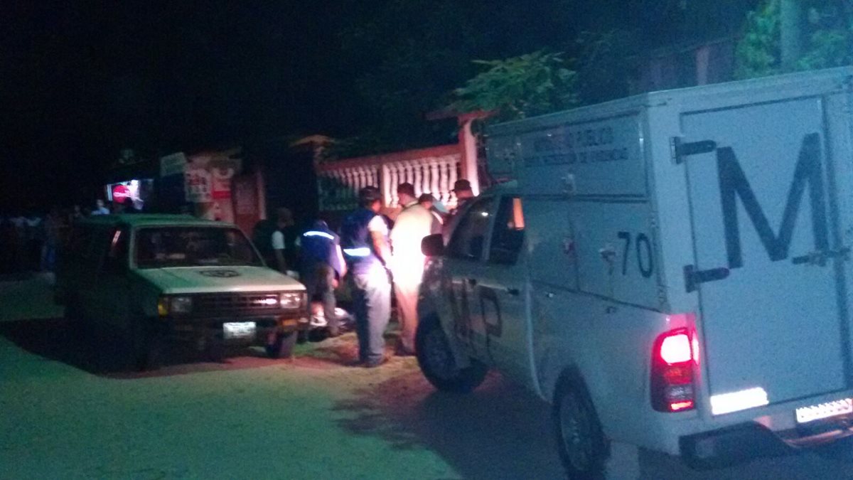 Peritos del Ministerio Público buscan evidencias en lugar del ataque, en San Benito, Petén. (Foto Prensa Libre: Rigoberto Escobar)