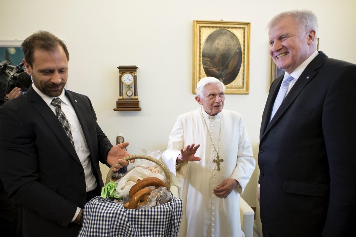 Benedicto XVI recibió una canasta con productos típicos alemanes. Foto Prensa Libre: EFE