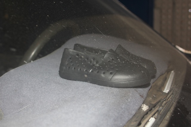 En el vehículo de los personeros de la fundación, se quedaron algunos pares de zapatos de cuales serían donados. (Foto Prensa Libre: Melvin Sandoval)
