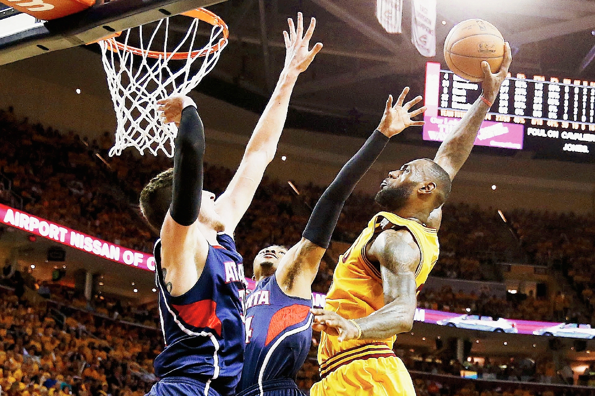 LeBron James —23— de los Cavaliers de Cleveland busca concretar mañana otra noche inspirada en el cuarto juego de la serie. El viernes anotó 30 puntos y el domingo 37. (Foto Prensa Libre: AFP)