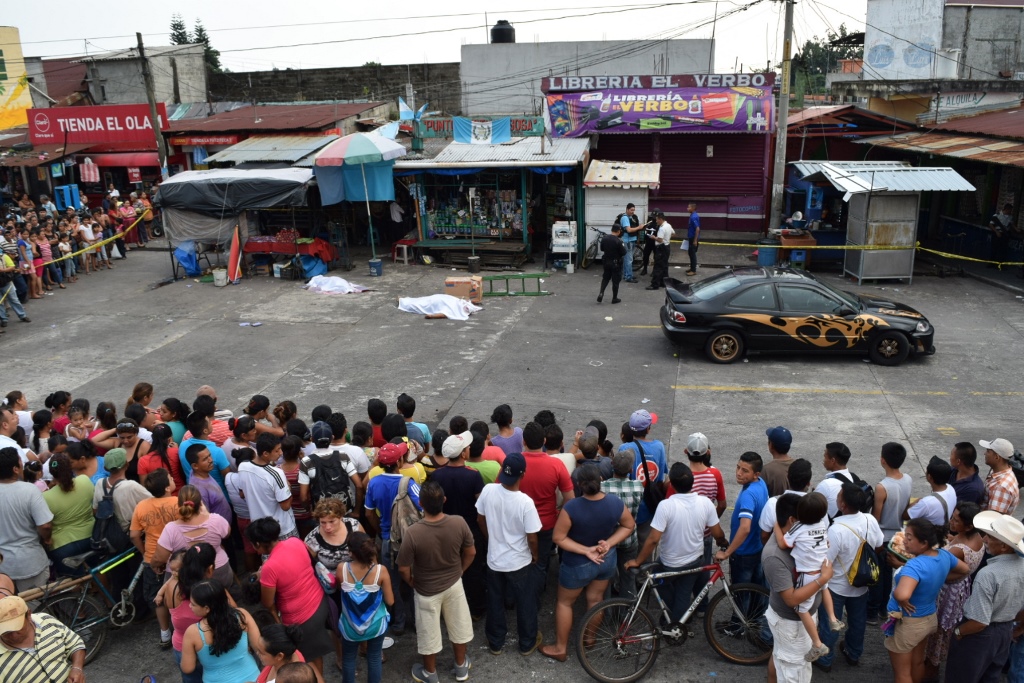 Los crímenes causaron indignación en los pobladores quienes llegaron a identificar a las víctimas y exigieron más seguridad en el sector. (Foto Prensa Libre: Enrique Paredes).
