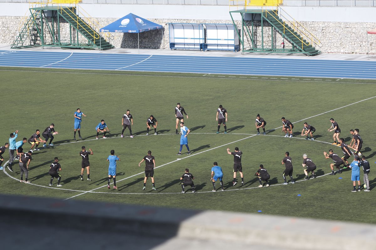 Los cremas realizaron su último entreno en la gramilla del estadio Cementos Progreso. (Foto Prensa Libre: Norvin Mendoza)