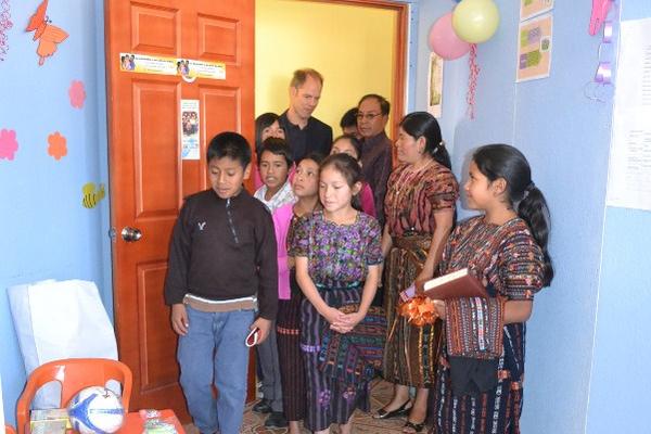 Funcionarios de Unicef, autoridades de Sololá y niños de este departamento participaron en las inauguraciones. (Foto Prensa Libre: Édgar René Sáenz)<br _mce_bogus="1"/>