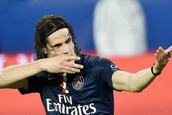 Edinson Cavani festeja luego anotar frente al Guingamp. (Foto Prensa Libre: AFP)