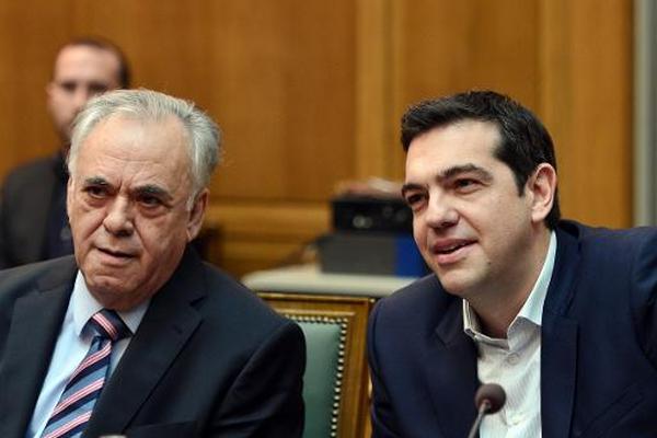 Alexis Tsipras (Der.) y su viceprimer ministro, Giannis Dragasakis. (Foto Prensa Libre: AFP)