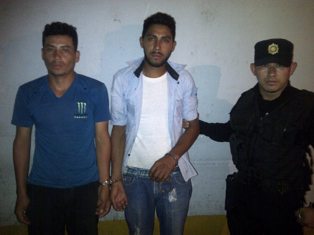 Los dos hombres que fueron capturados cuando enterraban un feto. (Foto Prensa Libre: Óscar González)