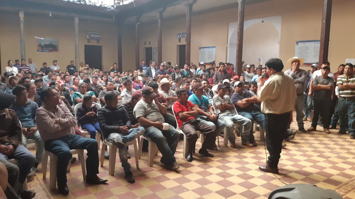 Mediante una asamblea, los empresarios del transporte y pilotos acordaron protestar por el mal estado de las carreteras en Quiché.(Foto Prensa Libre: Héctor Cordero)