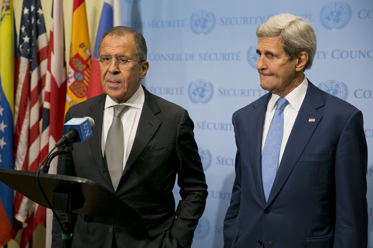 Los cancilleres de Rusia, Sergéi Lavrov (izquierda) y de EE. UU. John Kerry (derecha), hablan a la Prensa después de la reunión. (Foto Prensa Libre: AFP).