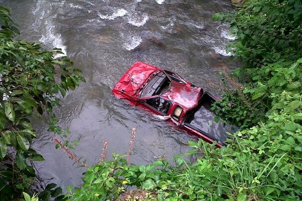 Vehículo en el que se desplazaba Alonzo y que cayó al fondo de un río. (Foto Prensa Libre: Danilo López)
