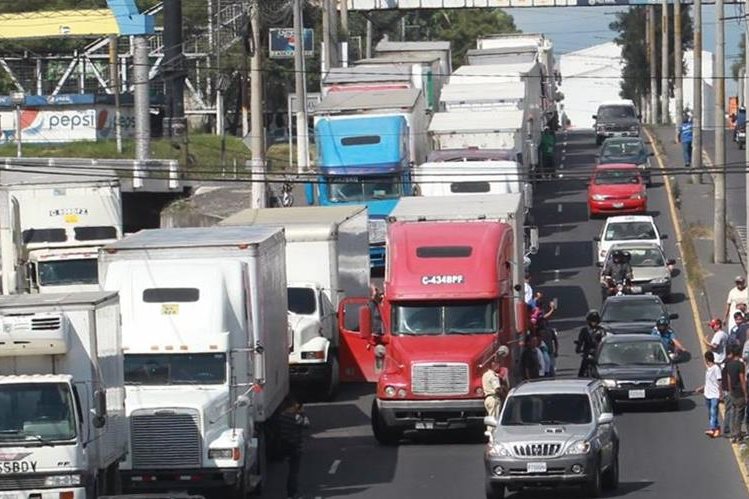 Ministerio de Comunicaciones oficializó la restricción de circulación del transporte pesado durante las celebraciones de fin de año. (Foto Prensa Libre: Hemeroteca PL)