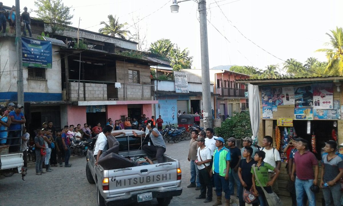 Los heridos fueron trasladados en vehículos particulares al CAP de Cahabón. (Foto Prensa Libre: Cortesía)