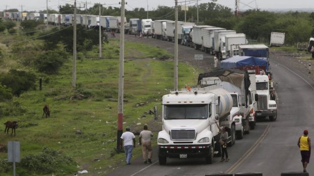 Los bloqueos de carreteras que han caracterizado las protestas en Nicaragua también afectan a otros países de Centroamérica. FOTO: AFP