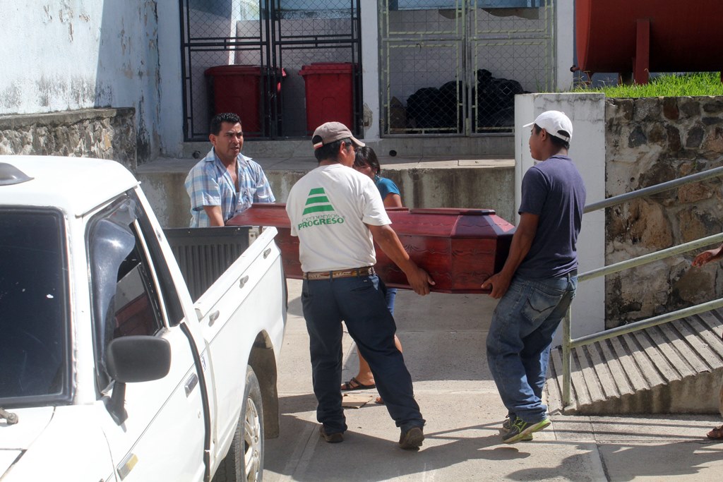 Familiares de menor acribillado a balazos en San Pedro Pinula sacan cuerpo de morgue de la cabecera de Jalapa. (Foto Prensa Libre: Hugo Oliva)