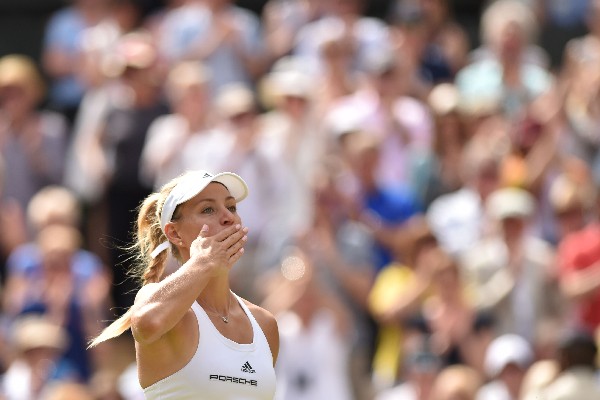 La tenista alemana Angelique Kerber peleará por ganar su segundo Grand Slam, ahora en Wimbledon. (Foto Prensa Libre: AFP)