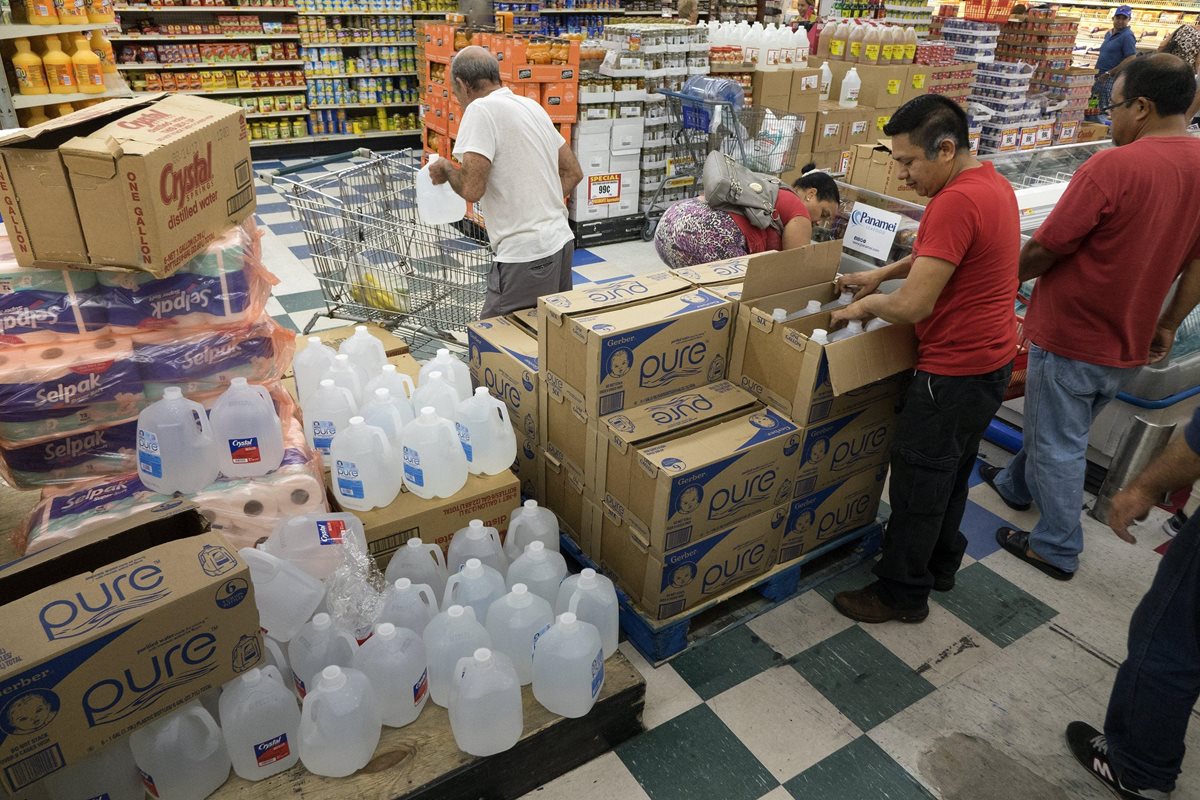 Ciudadanos de Miami compran provisiones ante la llegada del huracán Irma.(EFE).