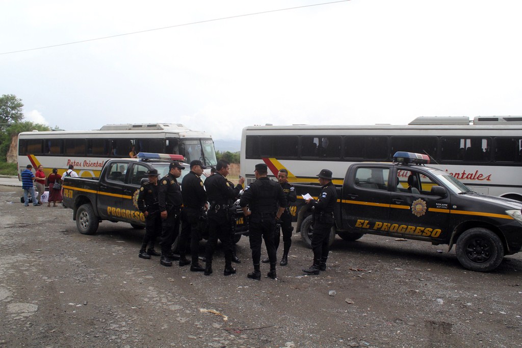 Dos de los buses en los que se conducían los cubanos, en El Progreso. (Foto Prensa Libre: Hugo Oliva)