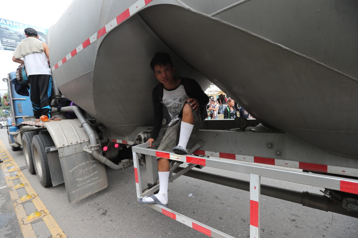 De cualquier forma, los migrantes intentan avanzar hacia su destino final. (Foto Prensa Libre: Érick Ávila)