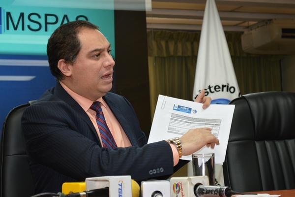 Luis Enrique Monterroso, ministro de Salud, informa que se pagó parte de la deuda a proveedores. (Foto Prensa Libre: MSPAS)<br _mce_bogus="1"/>
