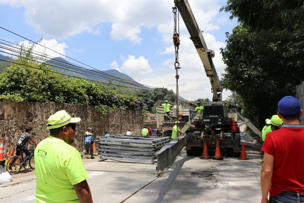 Trabajadores de Covial instalan un puente bailey el kilómetro 68.2 de la ruta entre Pastores y Jocotenango, Sacatepéquez. (Foto Prensa Libre: Renato Melgar)