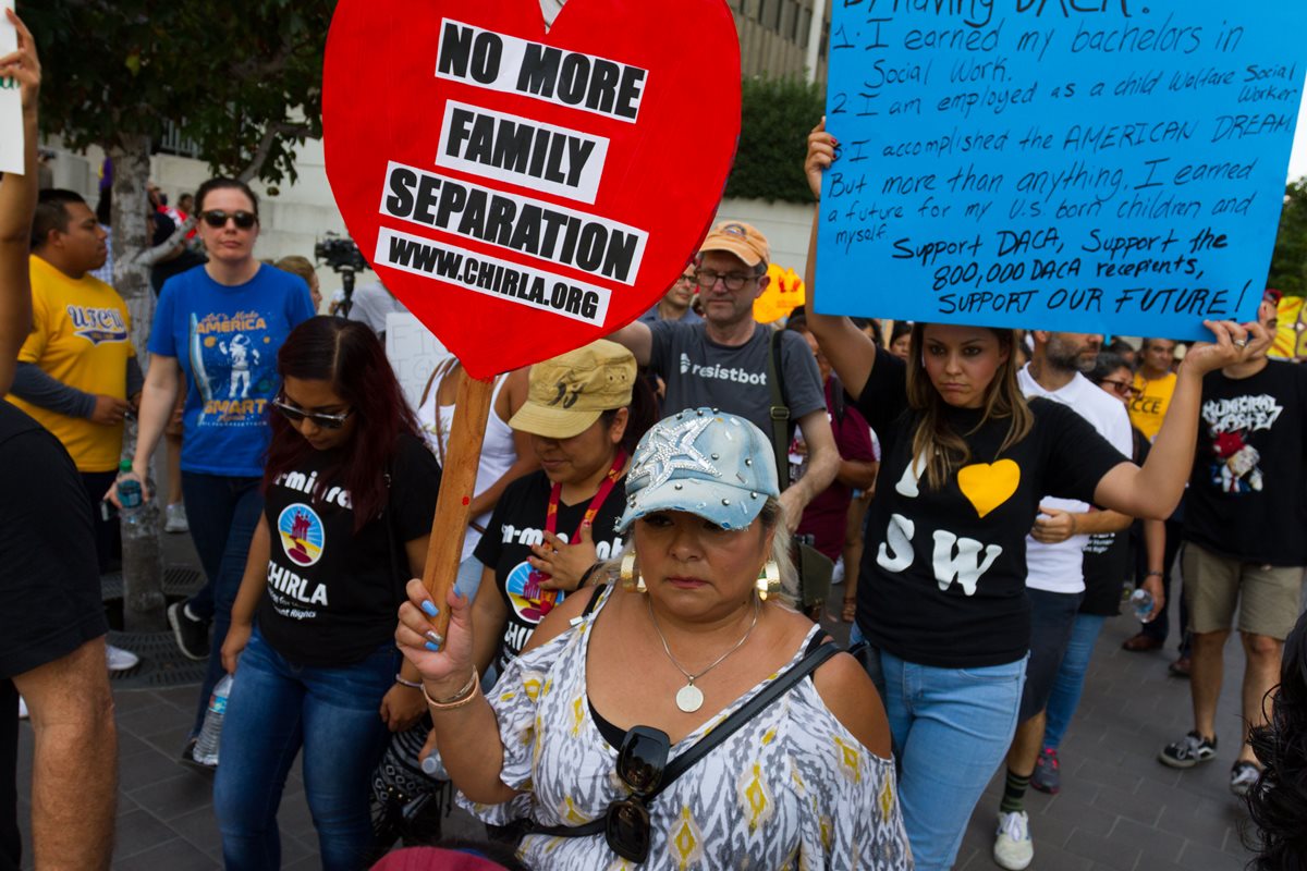 Activistas e inmigrantes marchan este lunes en Los Ángeles, para que se mantenga beneficio del DACA. (Foto Prensa Libre: EFE)