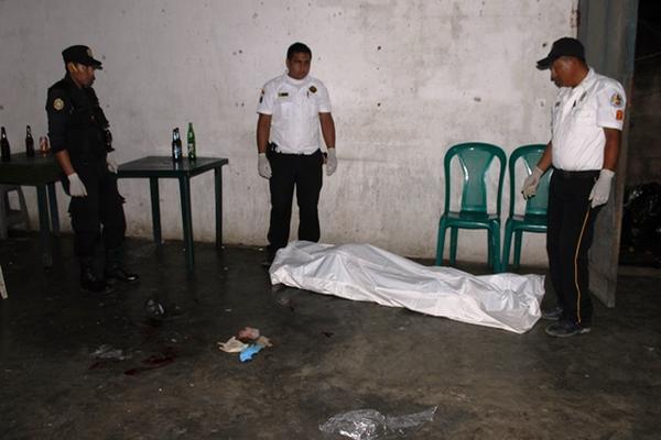 Autoridades identifican el cadaver de William Mitzael Galindo Orellana, de 22 años, en San Luis, Petén. (Foto Prensa Libre: Walfredo Obando)